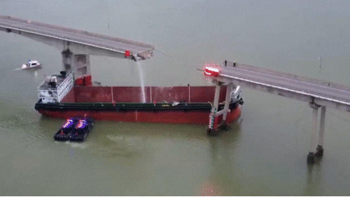 Хятадын Гуанжоу хотод ачааны хөлөг онгоц гүүр мөргөж автомашинууд голын усанд живж, хүний амь эрстжээ